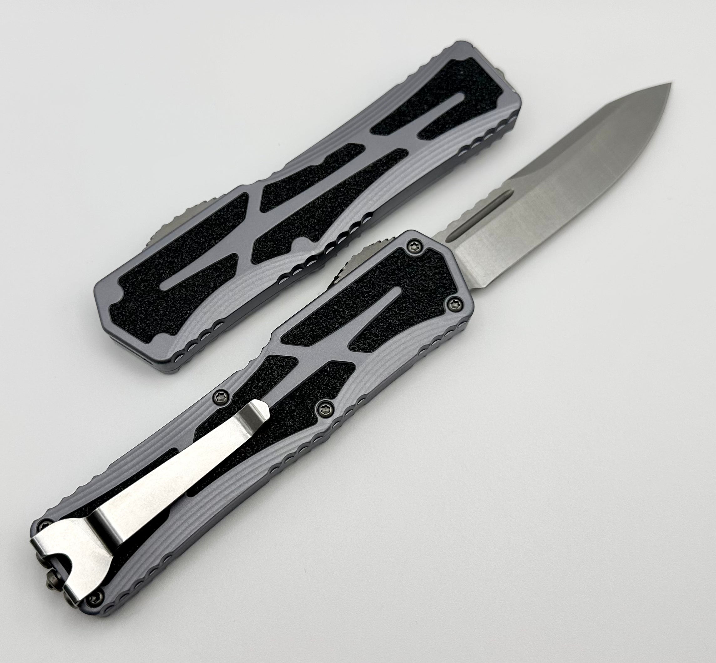 Heretic Knives Colossus: Premium Single Edge Magnacut Blade with Gray Handle