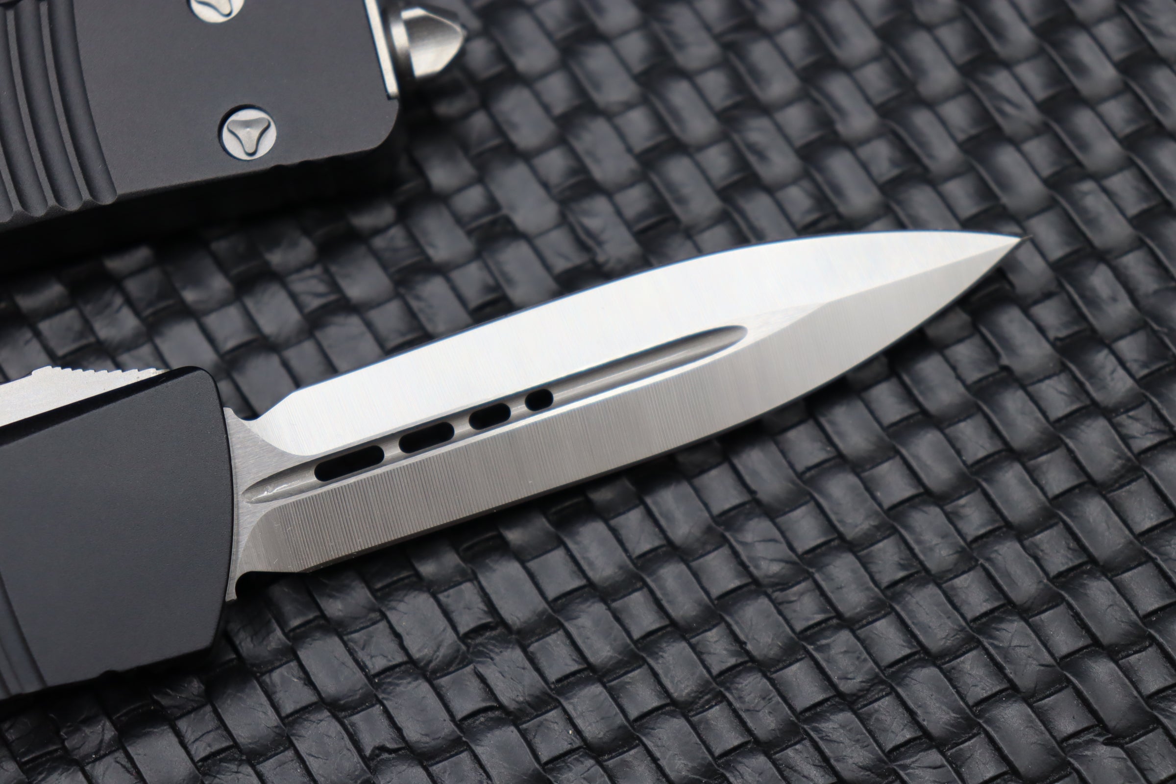 Microtech Troodon D/E Satin & Black - Ultimate Compact OTF Knife