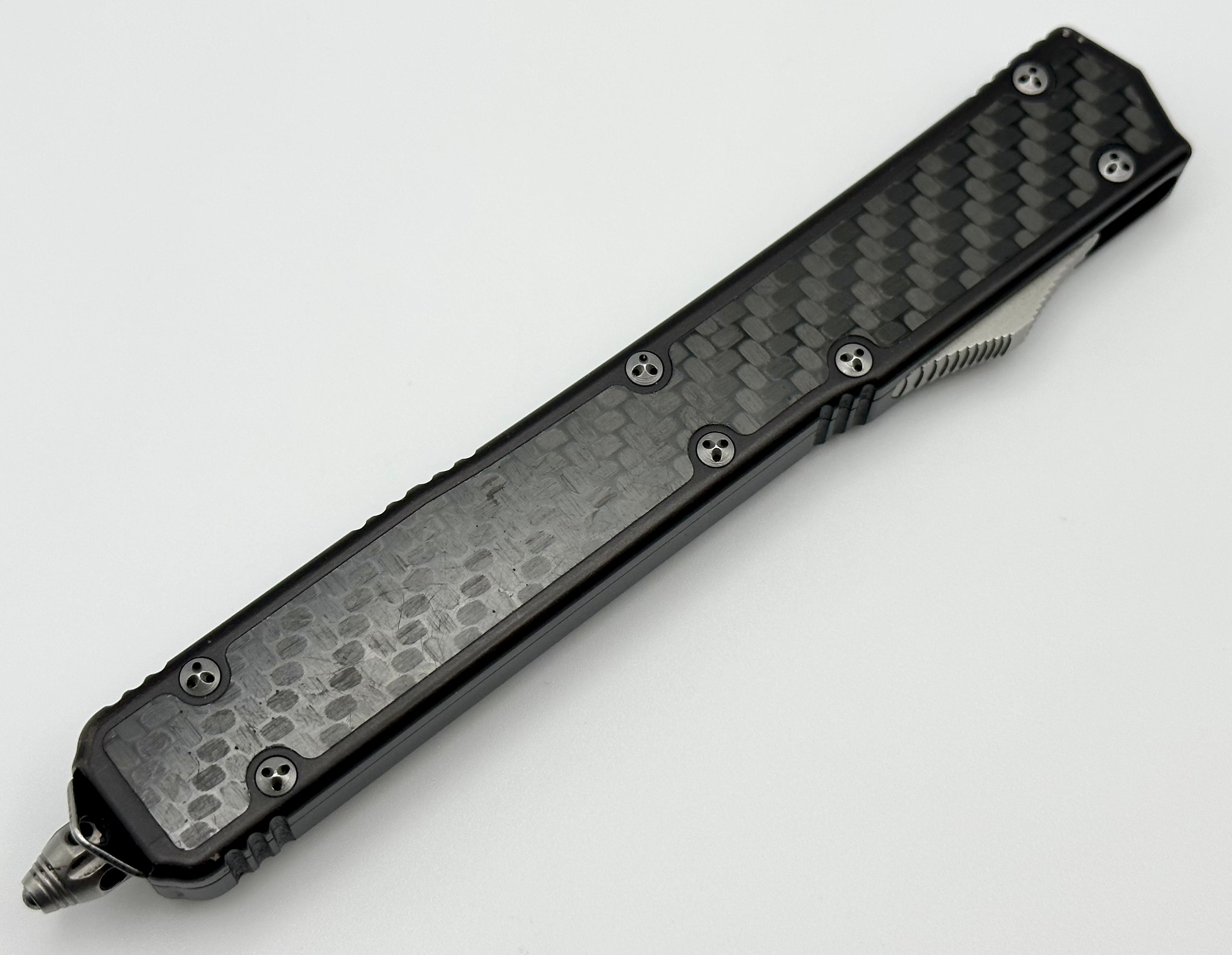 Premium Pre-Owned Microtech Makora Knife - Black Carbon Fiber & Serrated Blade