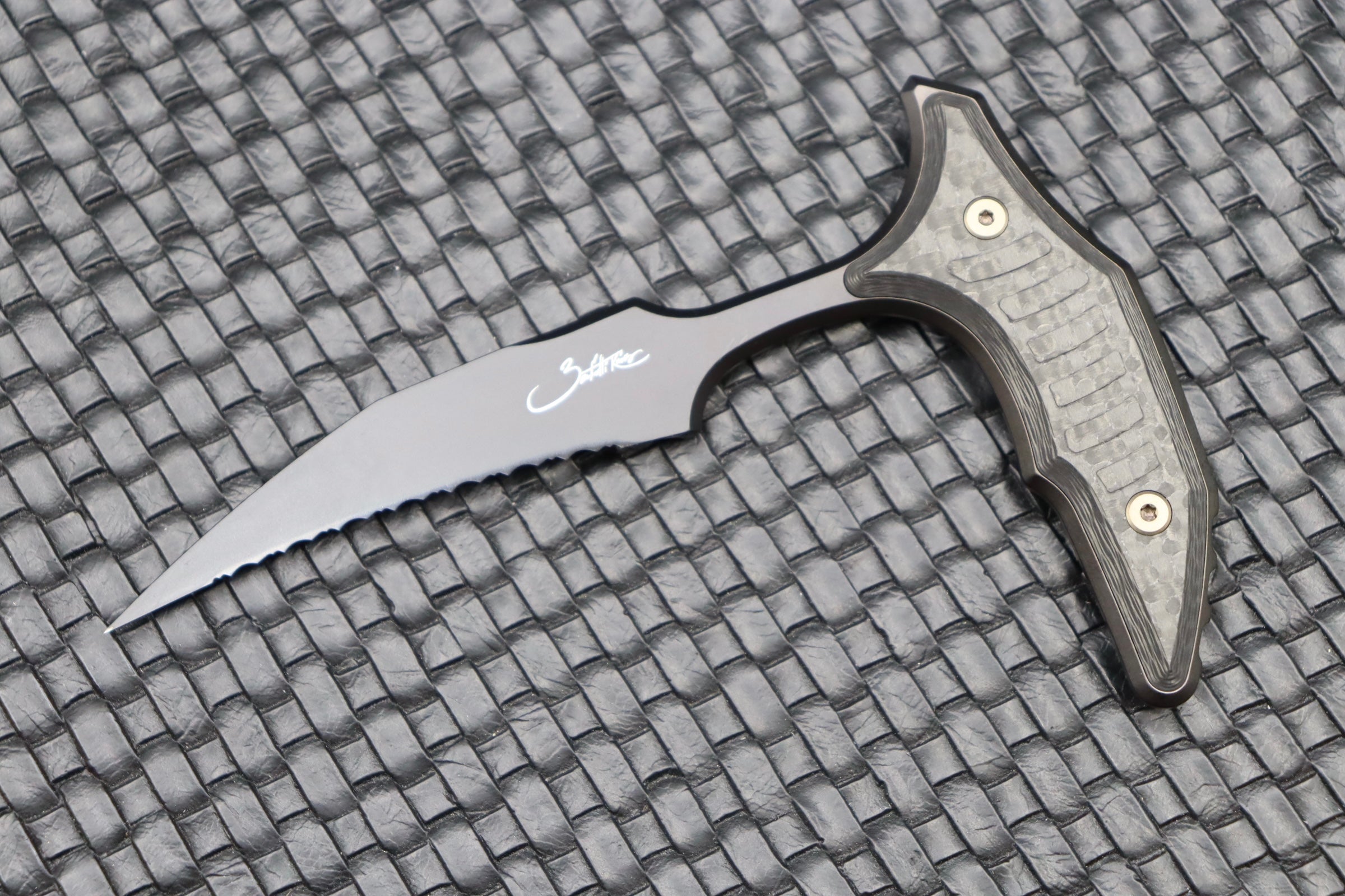 Microtech & Bastinelli Signature Bee Push Dagger - Premium Carbon Fiber & Bronze Hardware