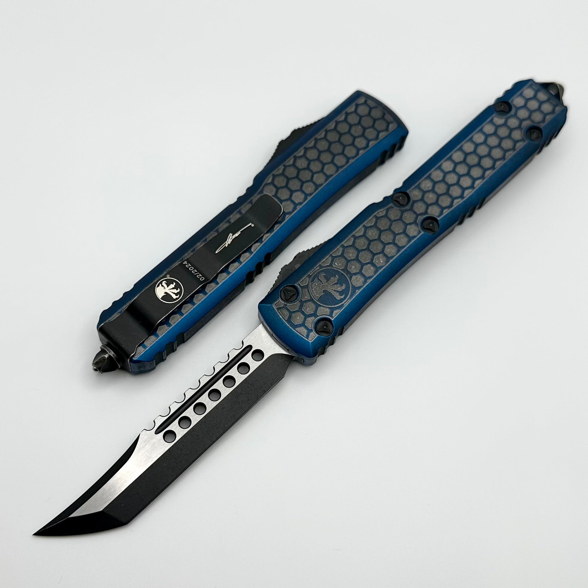 Premium Microtech Ultratech Hellhound Signature Series - Weathered Blue Hex Pattern