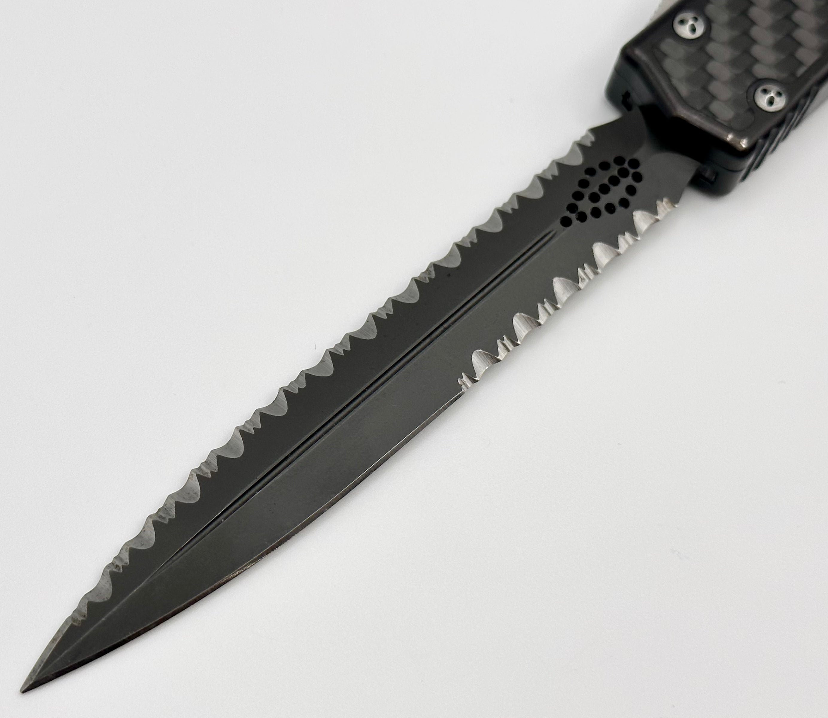 Premium Pre-Owned Microtech Makora Knife - Black Carbon Fiber & Serrated Blade