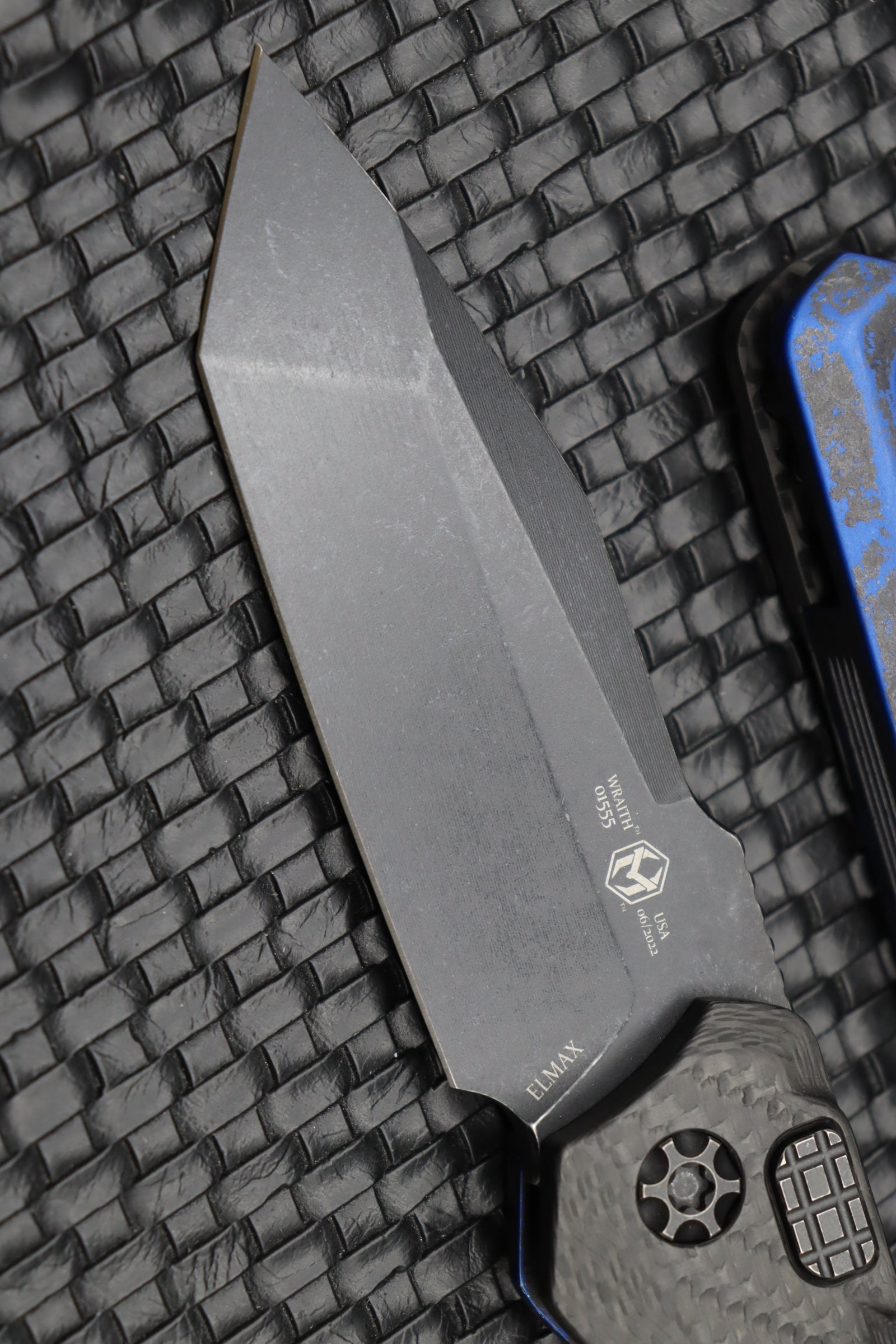Premium Heretic Knives Wraith Auto Tanto - Battleworn Black with Carbon Fiber & Breakthrough Blue Handle