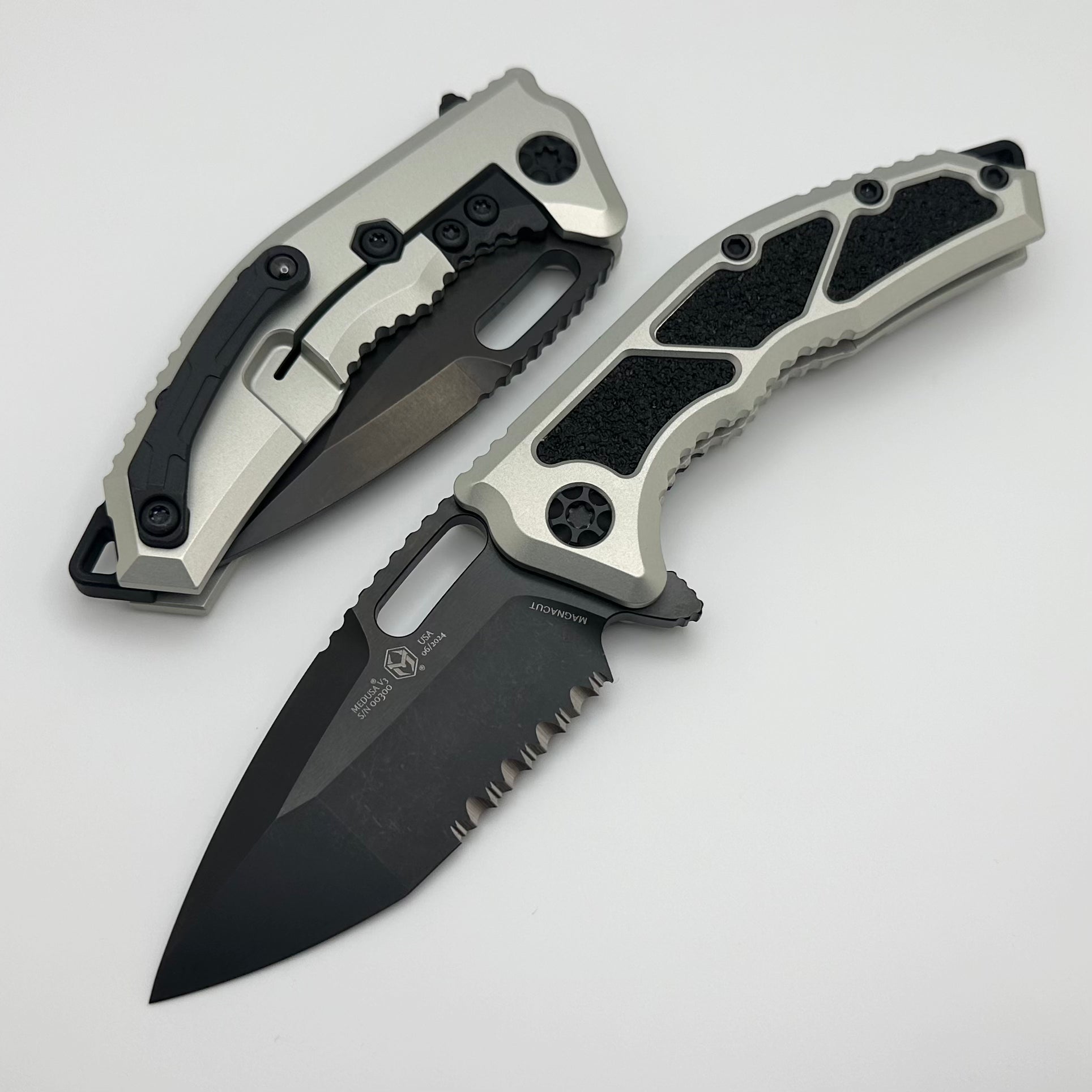 Heretic Knives Medusa Manual: Premium Aluminum Frame Lock with Grip Inlays & DLC Serrated MagnaCut Blade