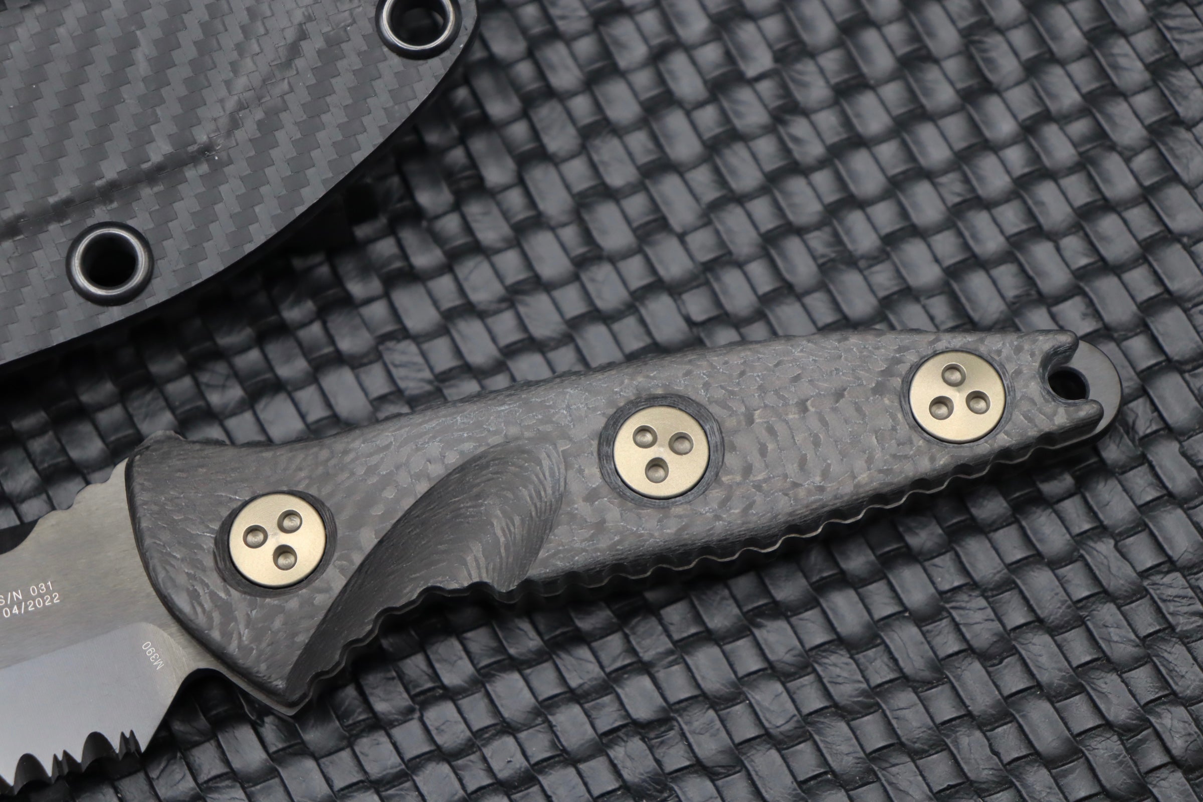 Microtech Socom Alpha Mini Tanto - Premium Tactical Knife with Black DLC & Carbon Fiber