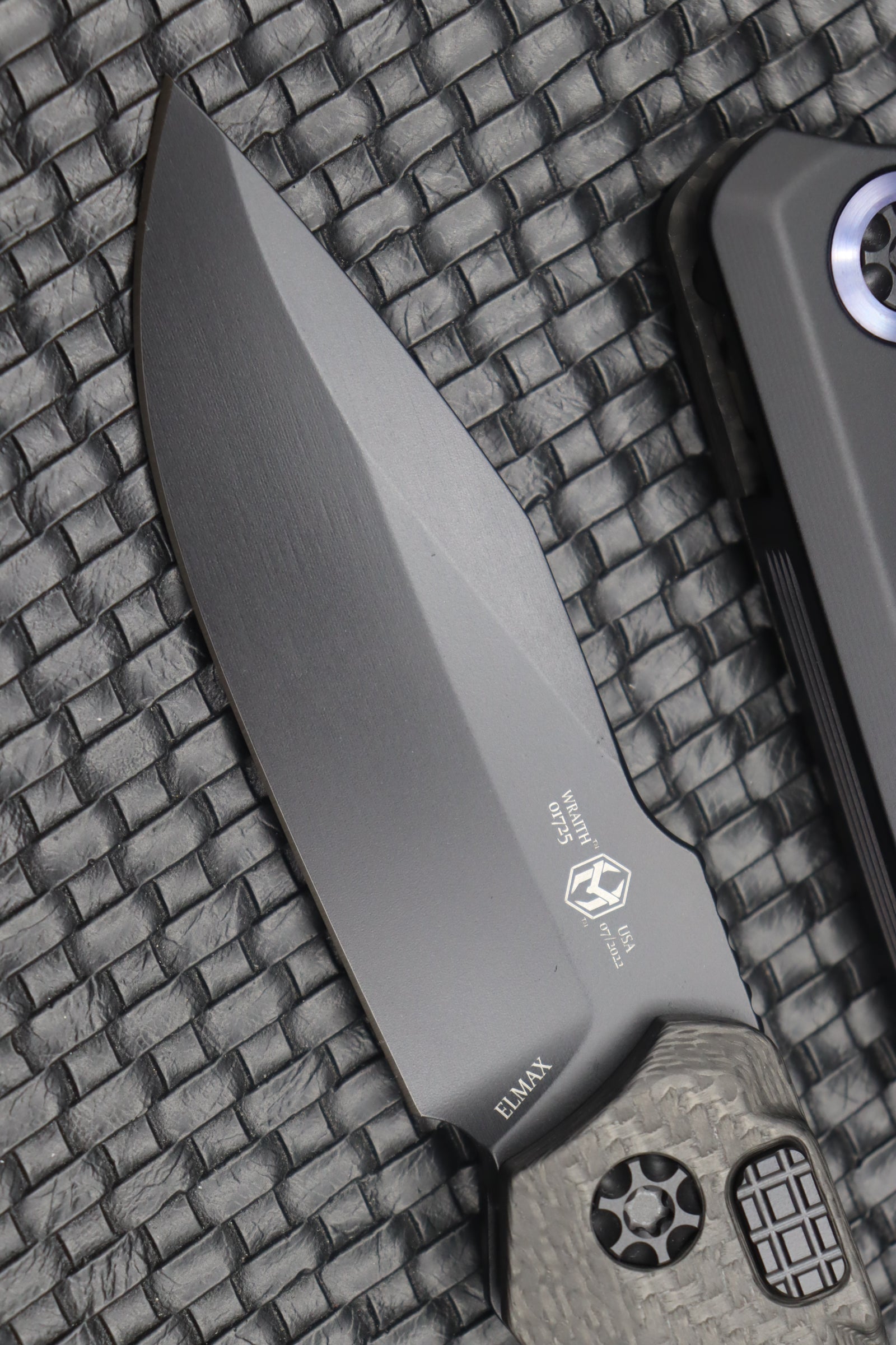 Premium Heretic Knives Wraith Auto: Carbon Fiber Bolster & Black Handle with Blue Pivot Collar