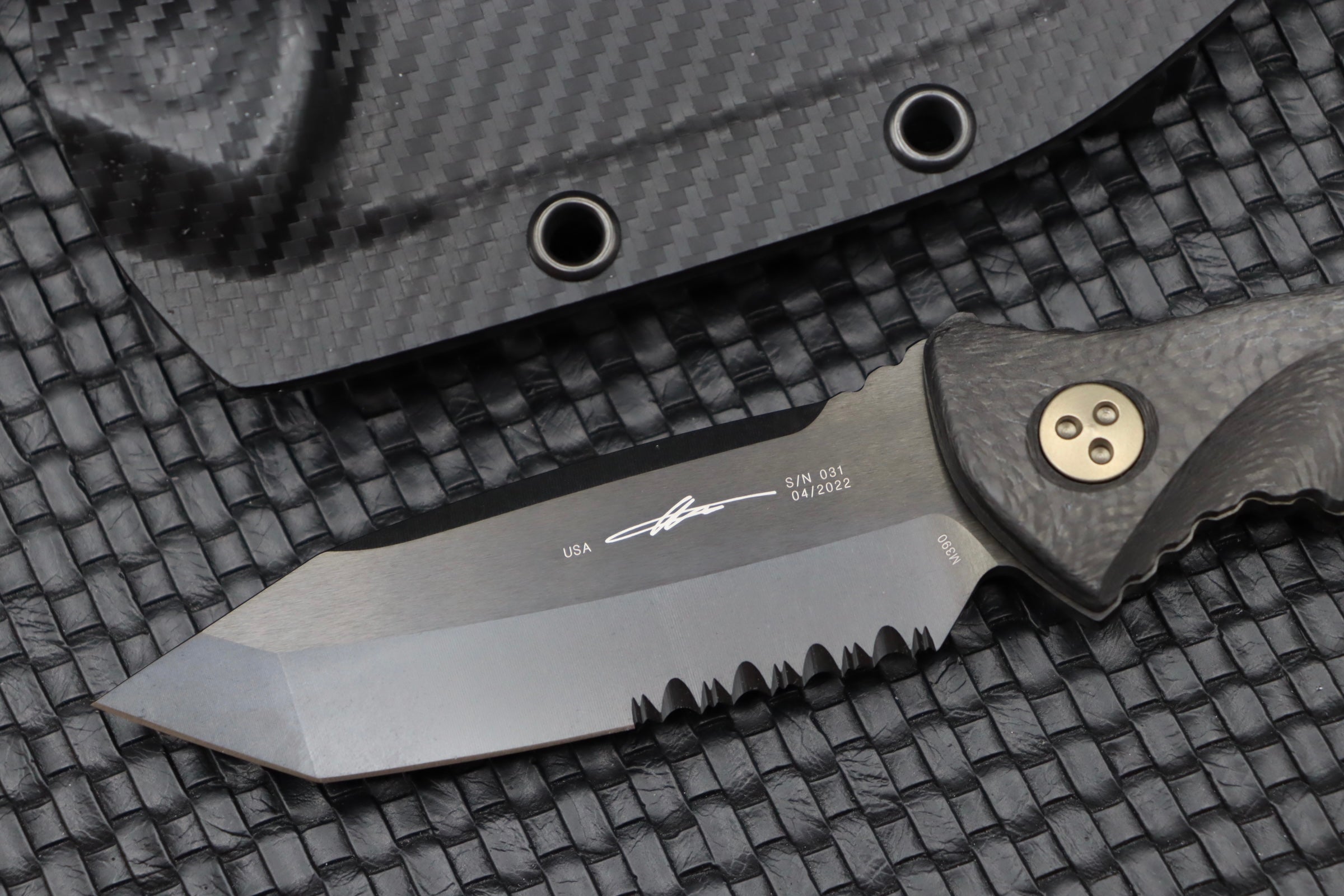 Microtech Socom Alpha Mini Tanto - Premium Tactical Knife with Black DLC & Carbon Fiber