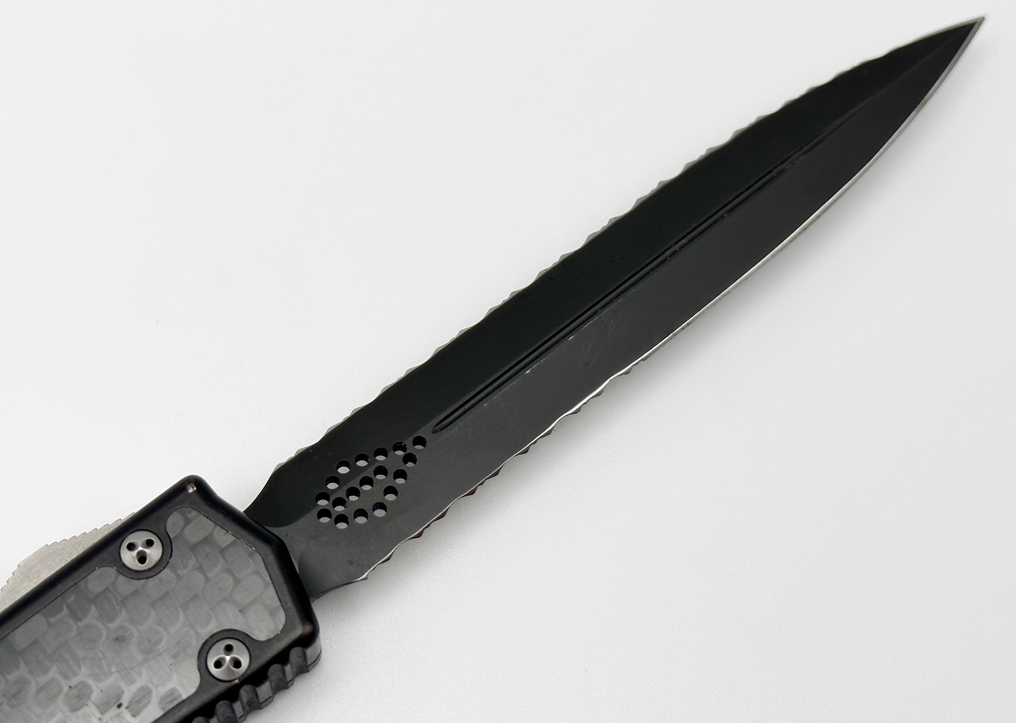 Premium Pre-Owned Microtech Makora Knife - Black Carbon Fiber & Serrated Blade