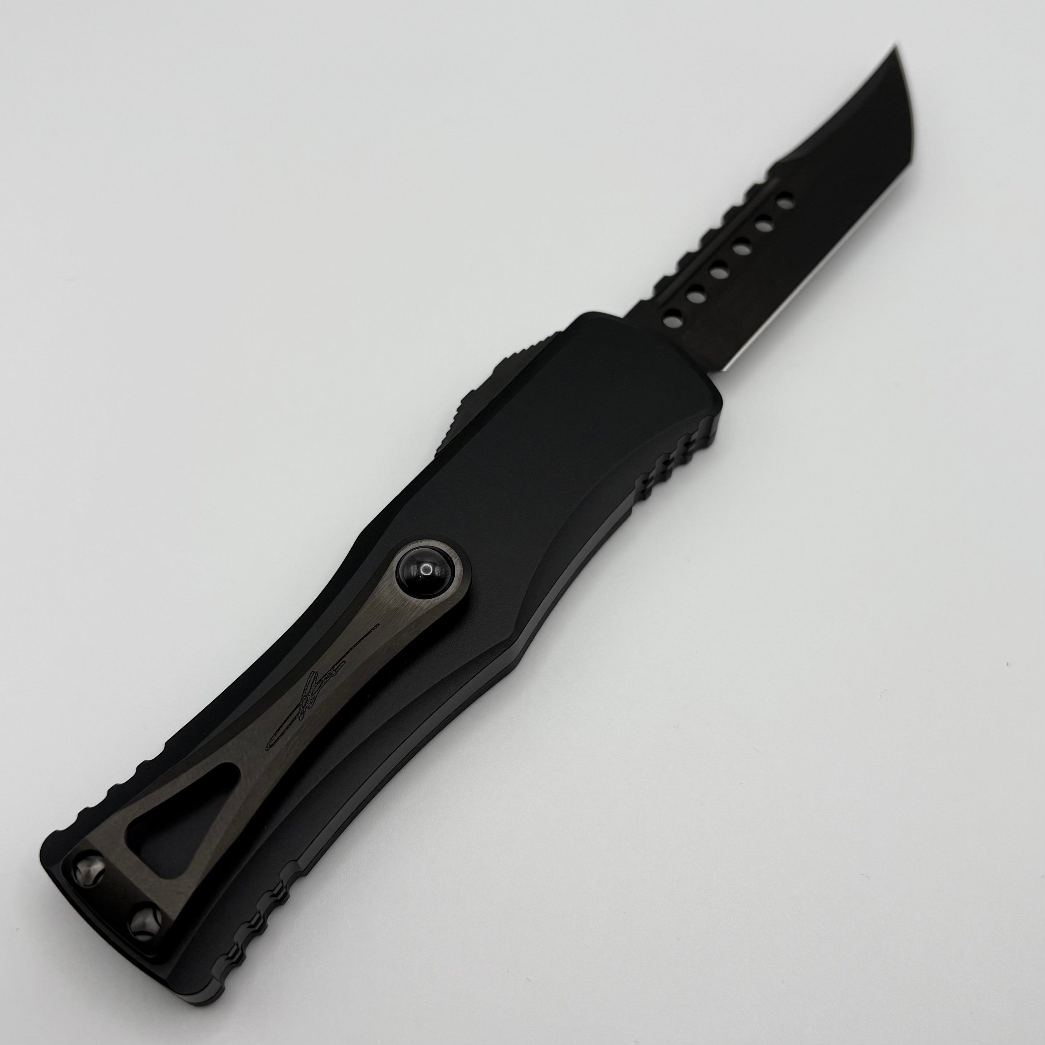 Premium Pre-Owned Microtech Hera Hellhound DLC Signature Series - Carbon Fiber Edition