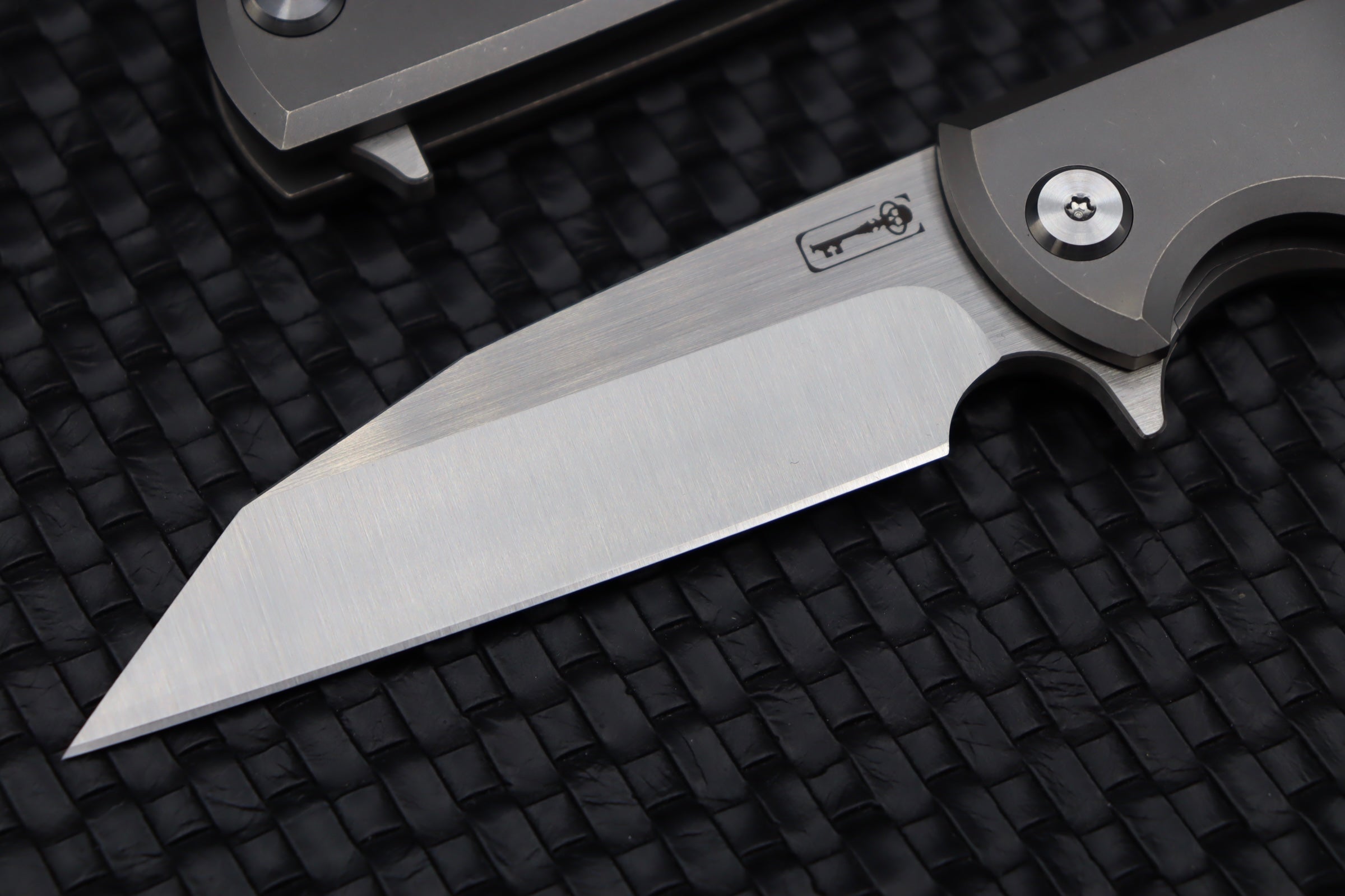 Ultimate Chaves Knives Street Sangre: Premium M390 & Titanium Flipper