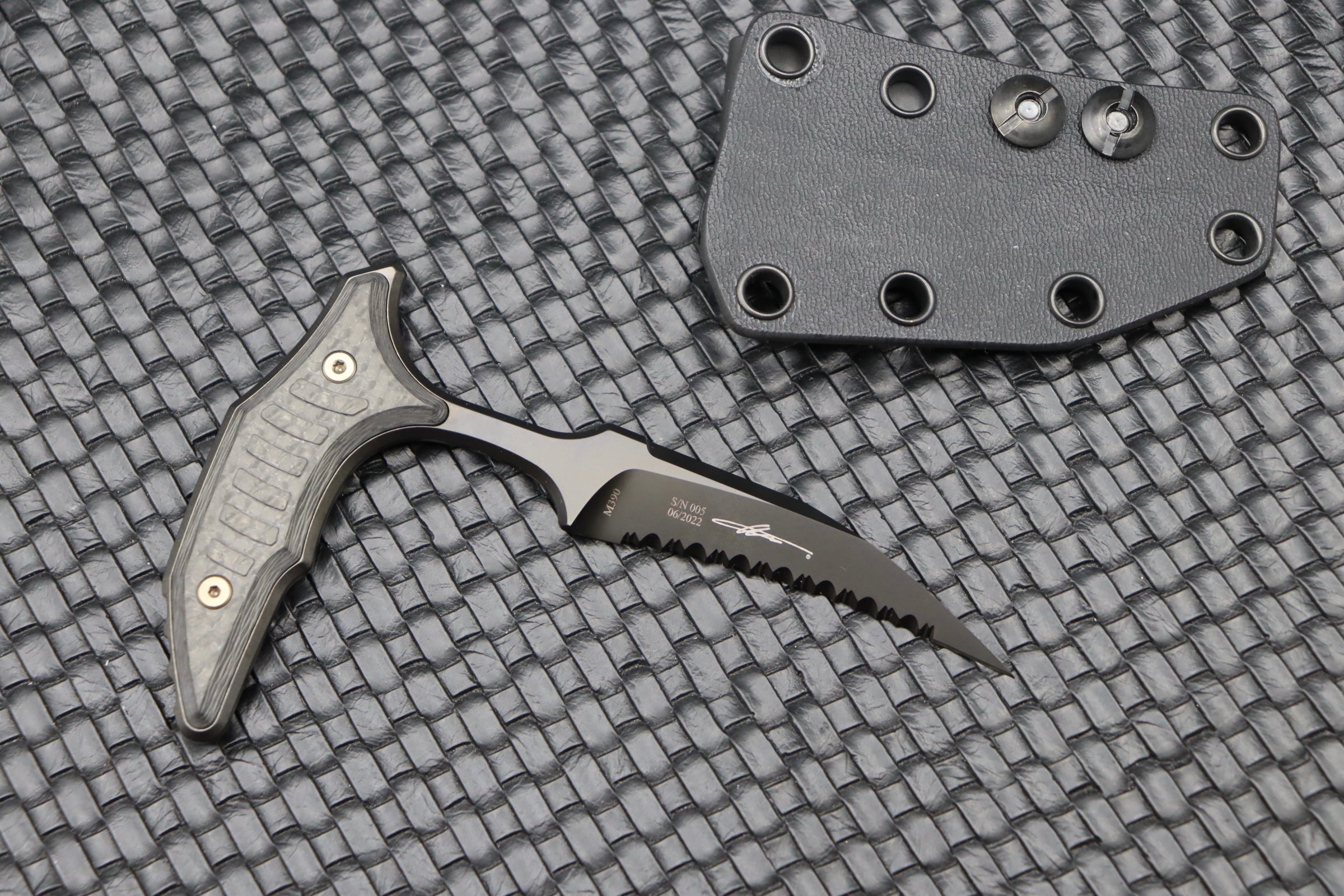 Microtech & Bastinelli Signature Bee Push Dagger - Premium Carbon Fiber & Bronze Hardware