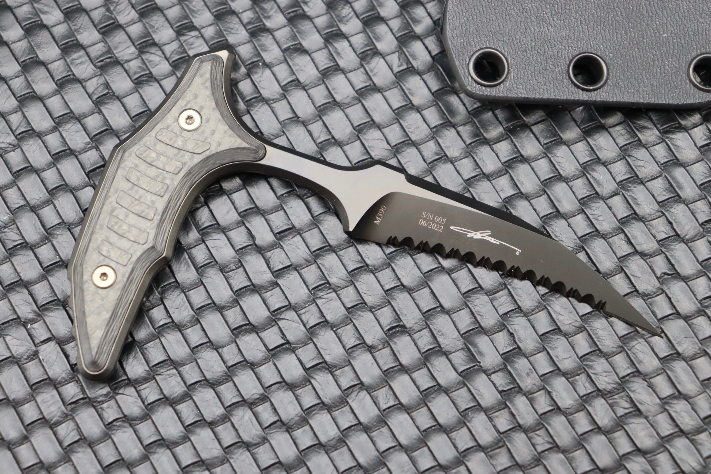 Microtech & Bastinelli Signature Bee Push Dagger - Premium Carbon Fiber & Bronze Hardware