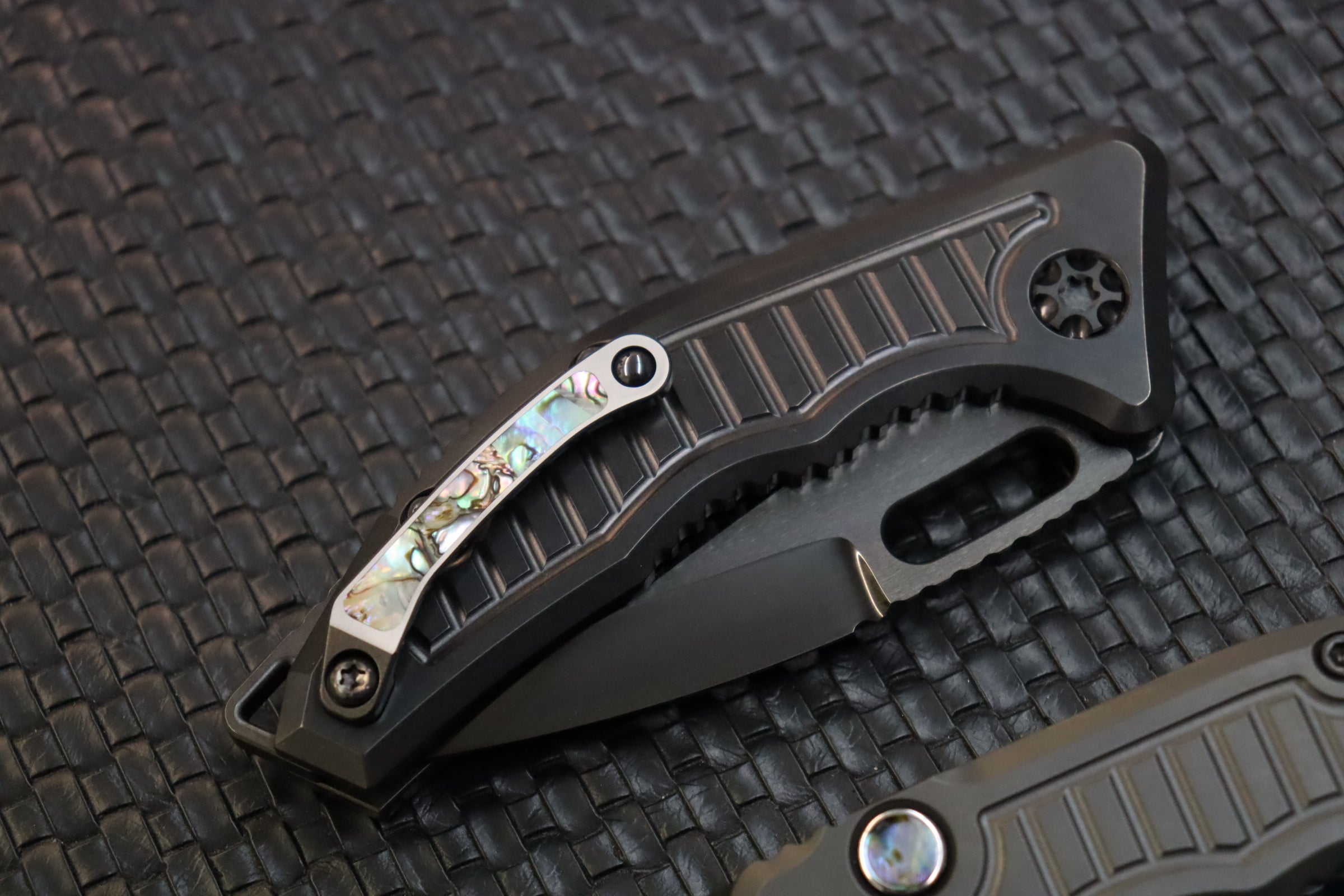 Premium Heretic Knives Medusa Auto DLC Titanium - Ultimate Abalone & Polished Tanto Blade