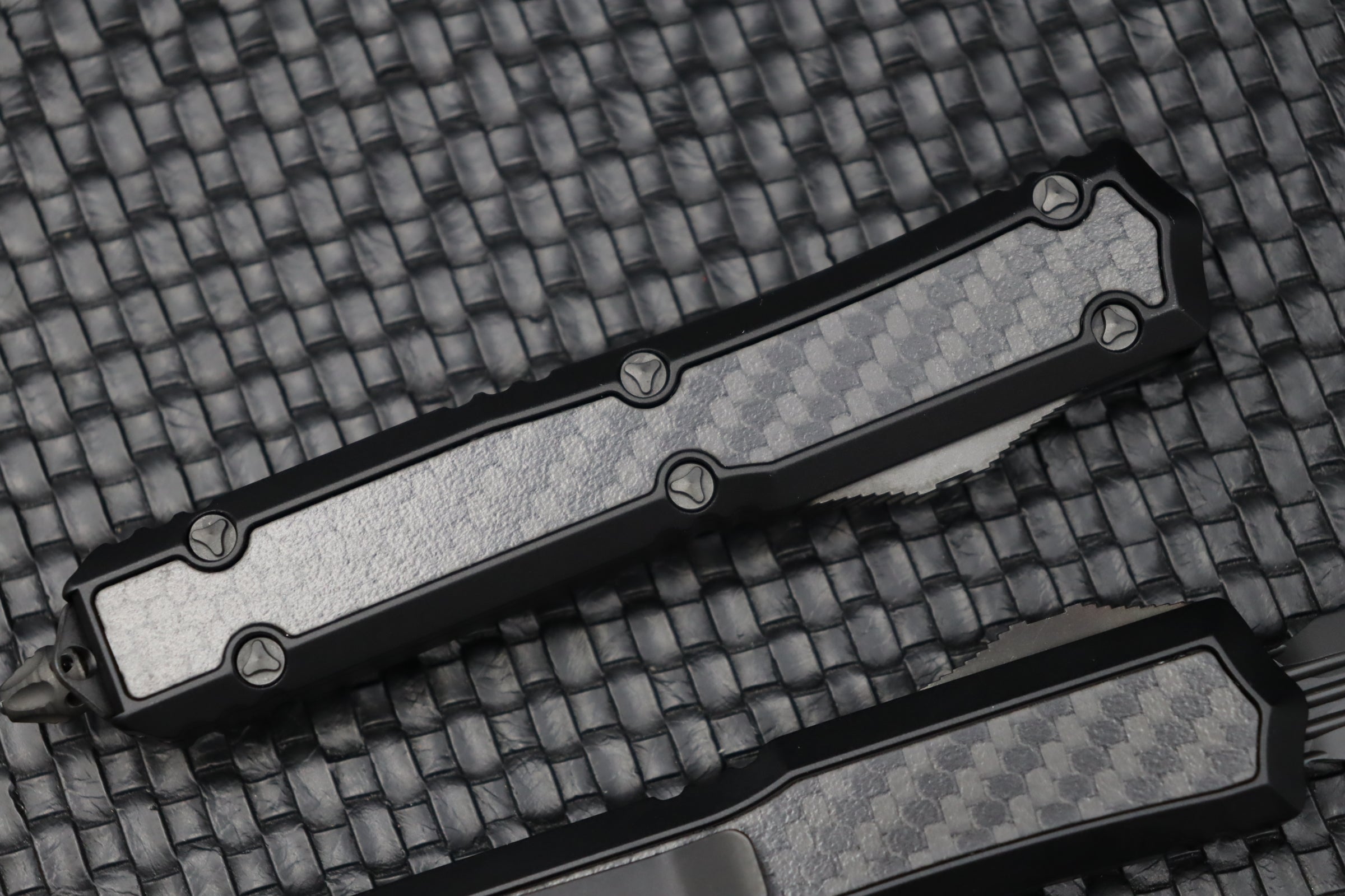 Microtech Makora Shadow DLC: Ultimate Tactical Knife with Carbon Fiber Inlays