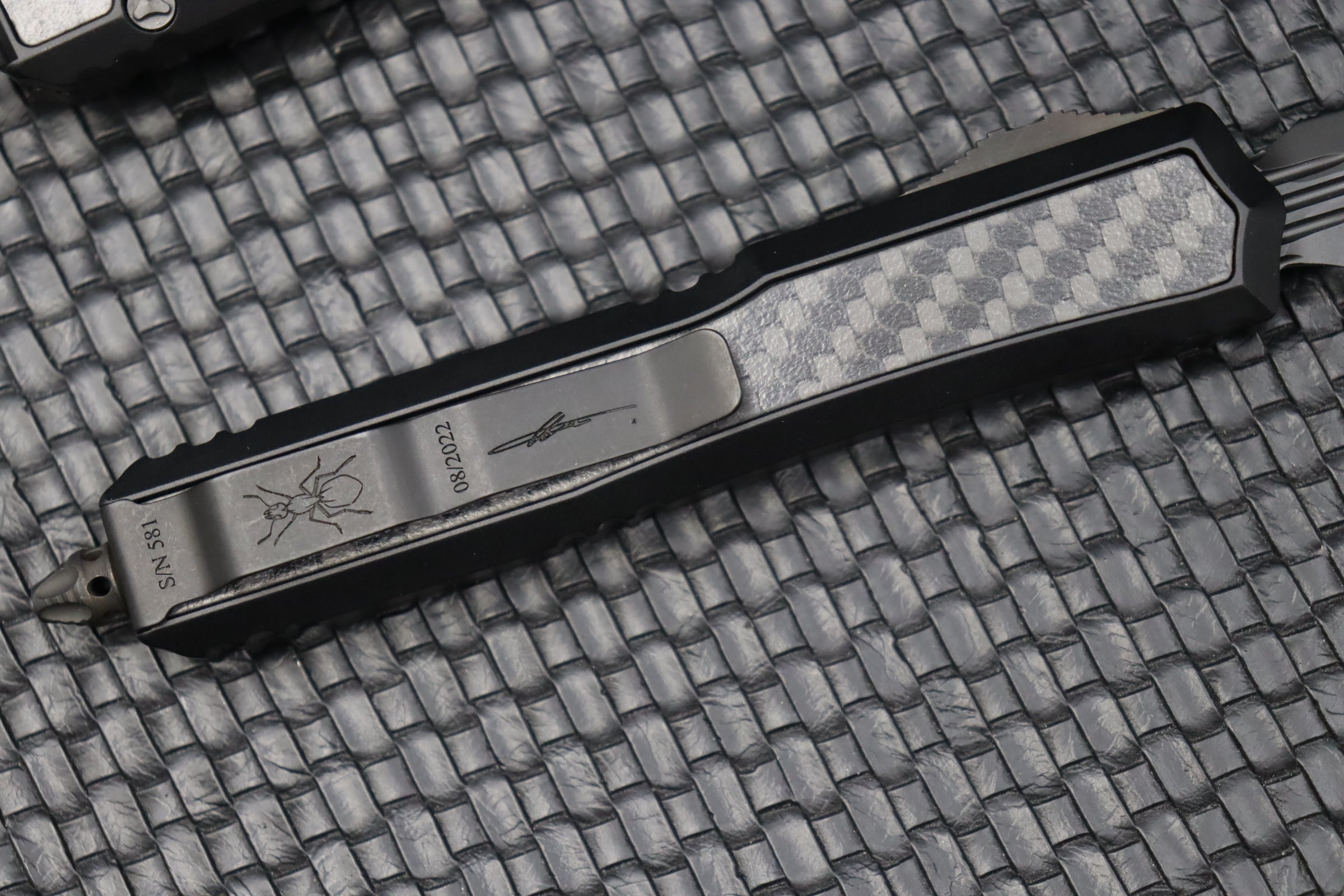 Microtech Makora Shadow DLC: Ultimate Tactical Knife with Carbon Fiber Inlays