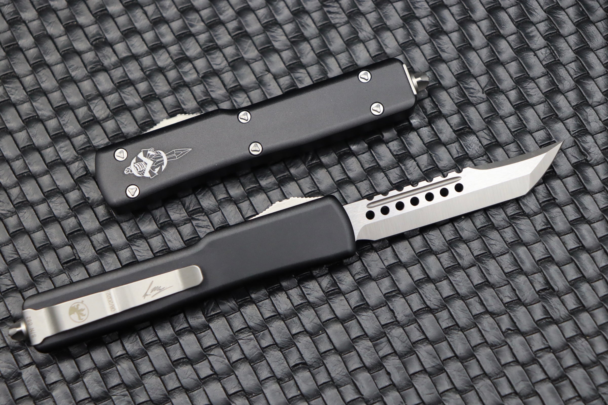 Microtech UTX-70 Hellhound Satin & Black – Ultimate Compact Tactical Knife