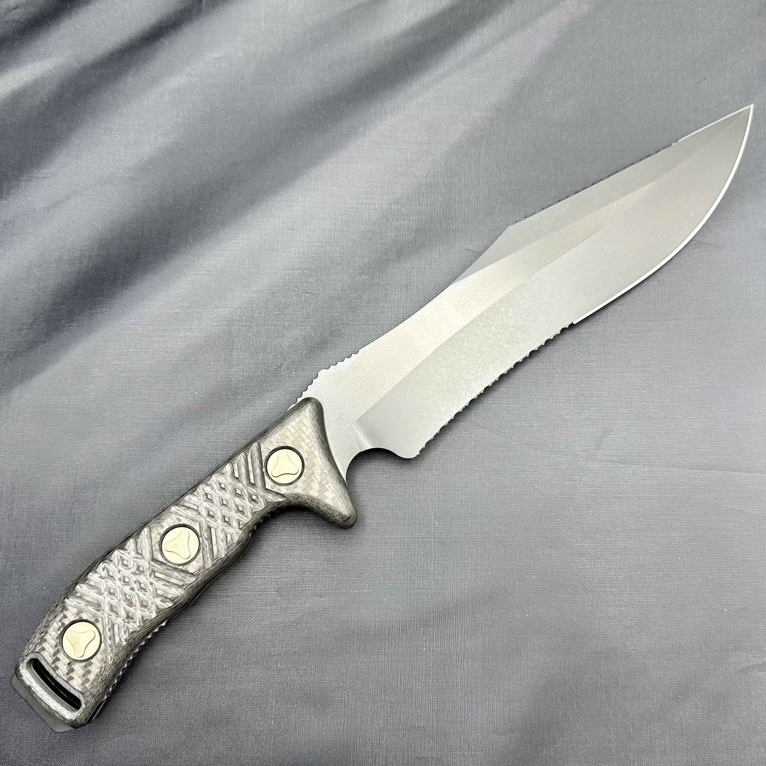 Microtech Arbiter DLC Stonewash Full Serrated & Carbon Fiber 104-3DLCCFS