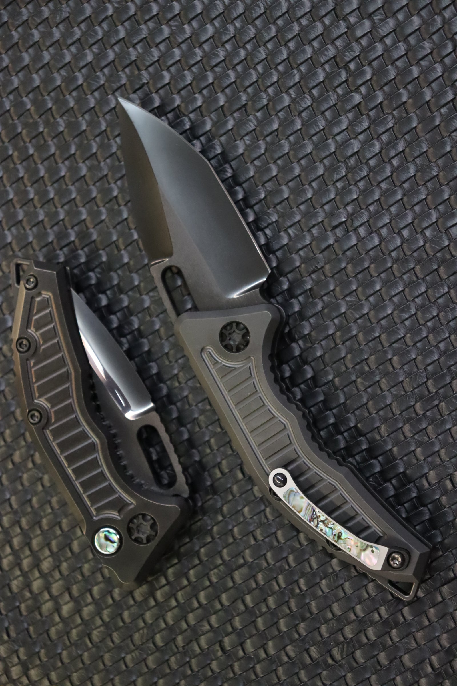 Premium Heretic Knives Medusa Auto DLC Titanium - Ultimate Abalone & Polished Tanto Blade