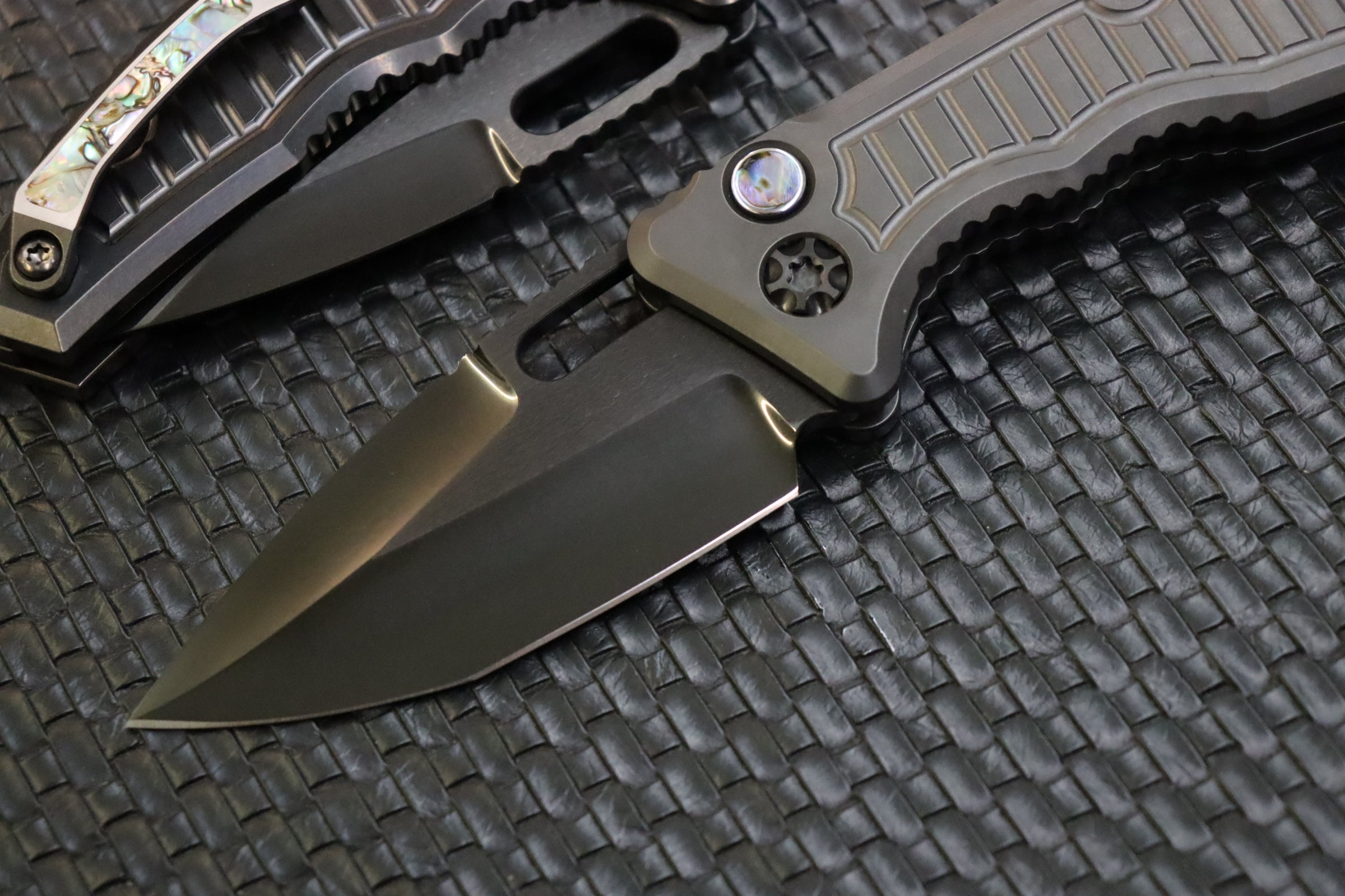 Premium Heretic Knives Medusa Auto DLC Titanium - Ultimate Abalone & Polished Tanto Blade