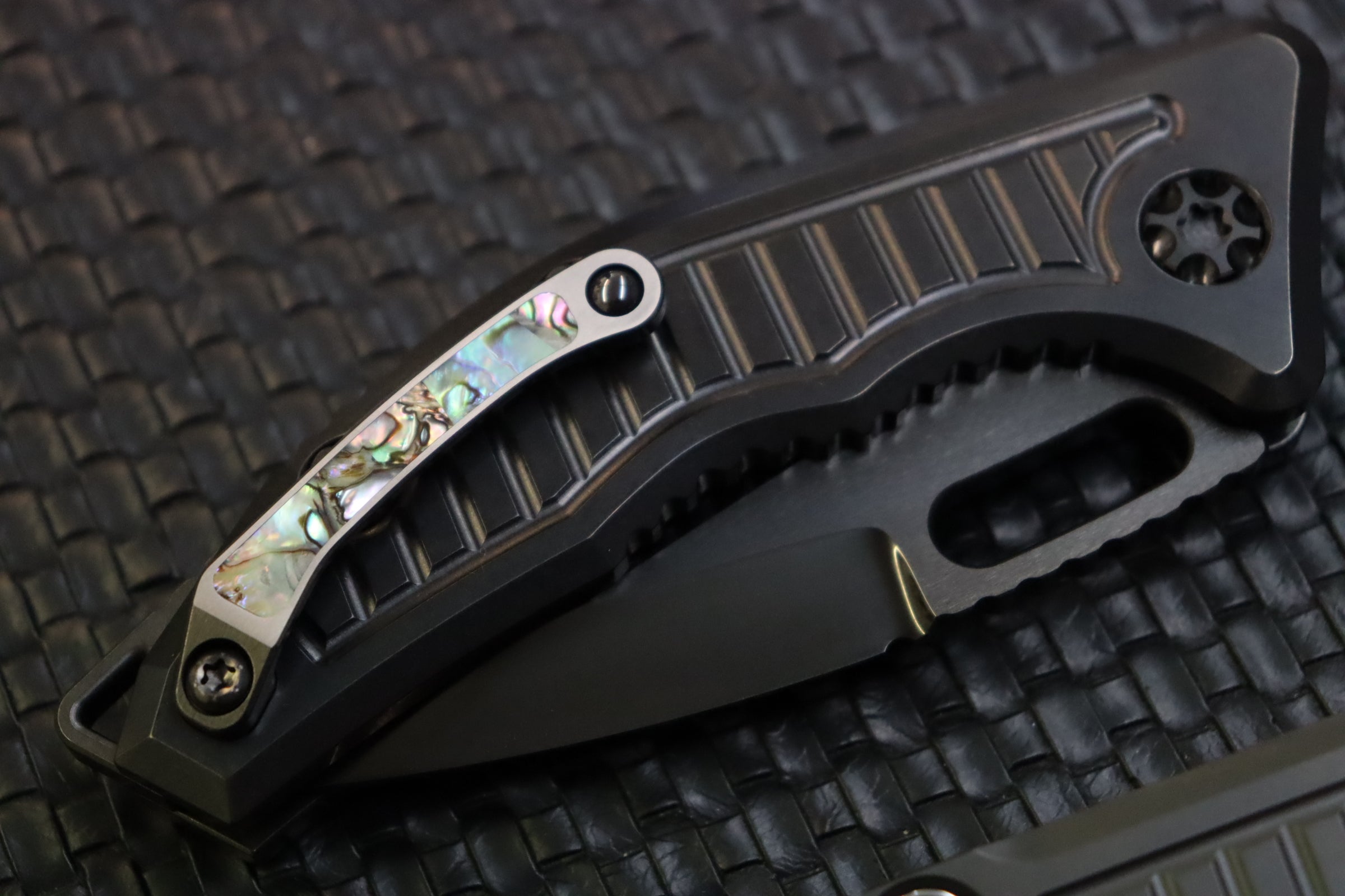 Premium Heretic Knives Medusa Auto DLC Titanium - Ultimate Abalone & Polished Tanto Blade