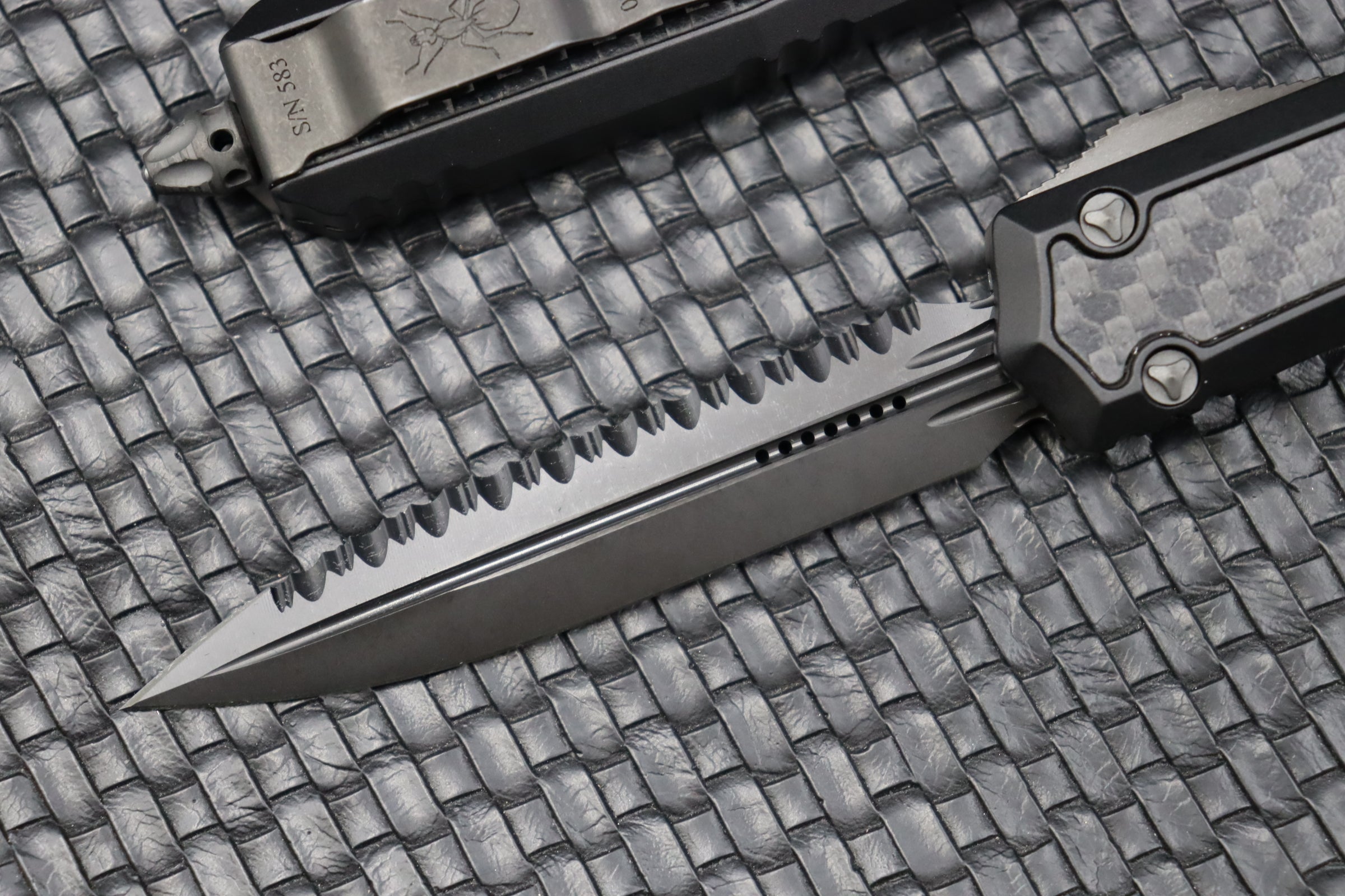 Microtech Makora Shadow DLC: Ultimate Tactical Knife with Carbon Fiber Inlays