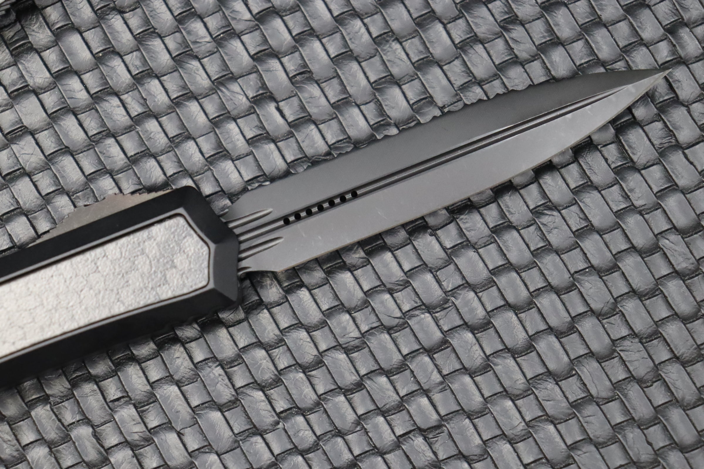 Microtech Makora Shadow DLC: Ultimate Tactical Knife with Carbon Fiber Inlays