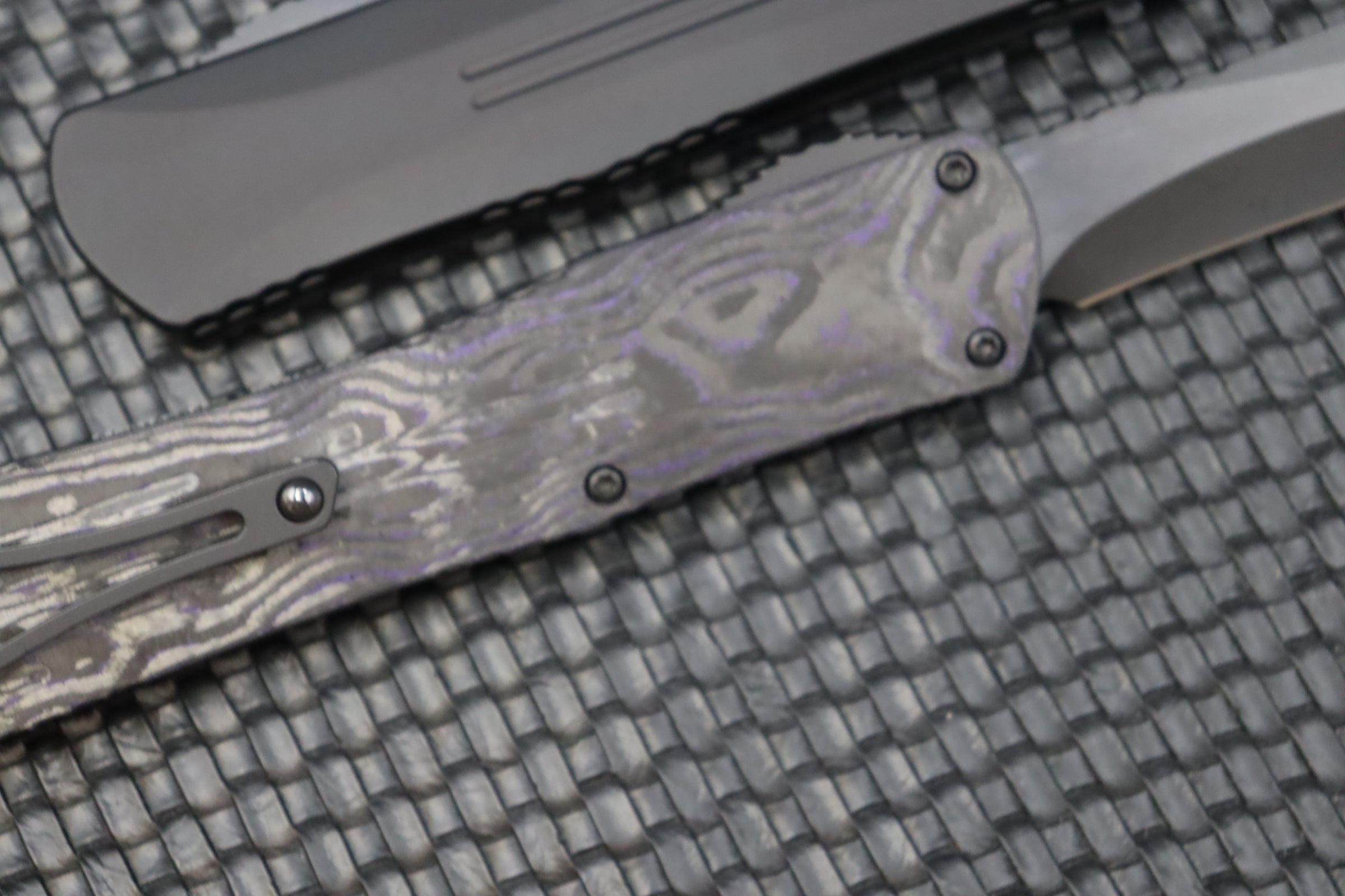 Heretic Knives Manticore X Premium OTF Knife - DLC & Purple Camo Carbon