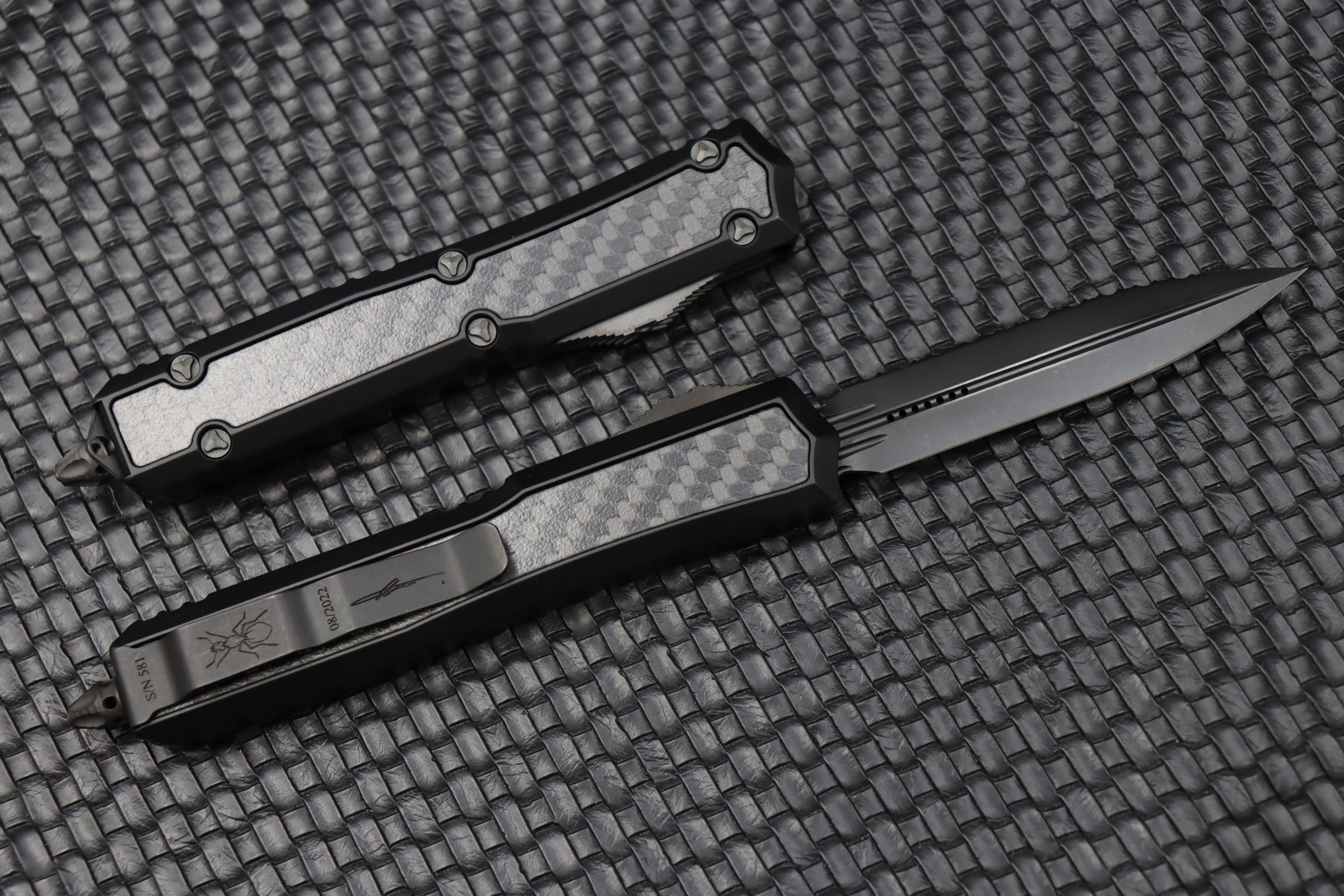 Microtech Makora Shadow DLC: Ultimate Tactical Knife with Carbon Fiber Inlays