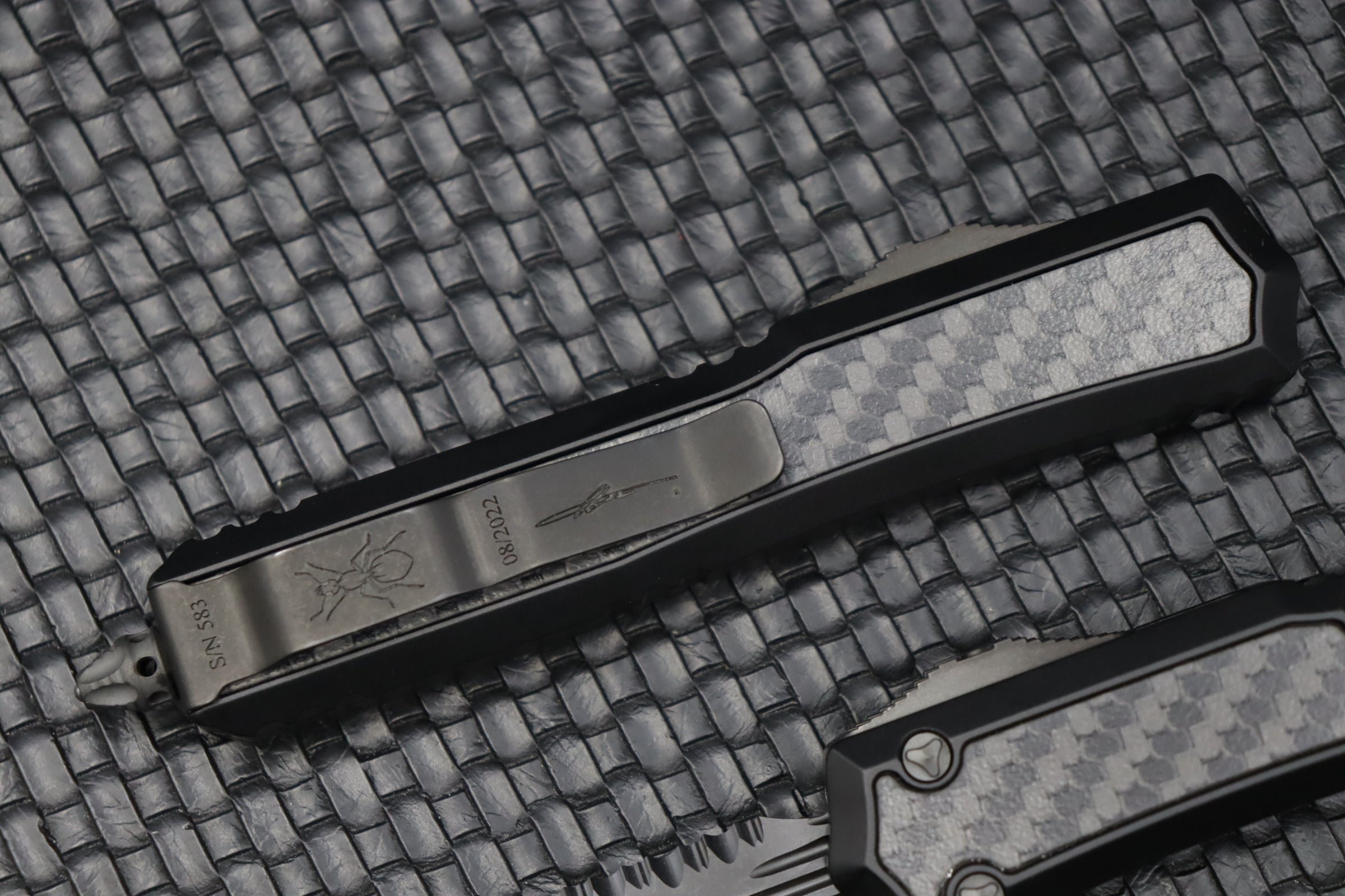 Microtech Makora Shadow DLC: Ultimate Tactical Knife with Carbon Fiber Inlays