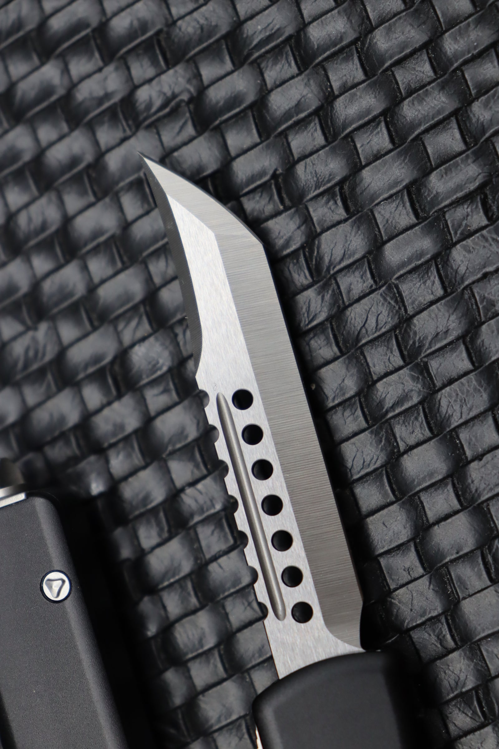 Microtech UTX-70 Hellhound Satin & Black – Ultimate Compact Tactical Knife